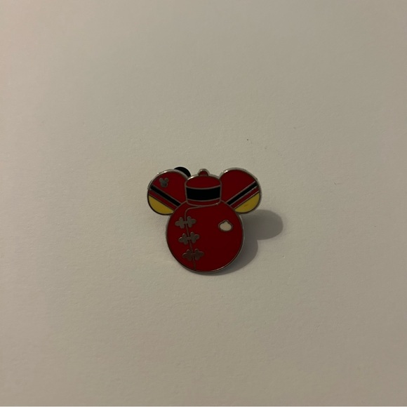 Disney Hidden Mickey Cast Member Great Movie Ride Pin - Picture 1 of 2